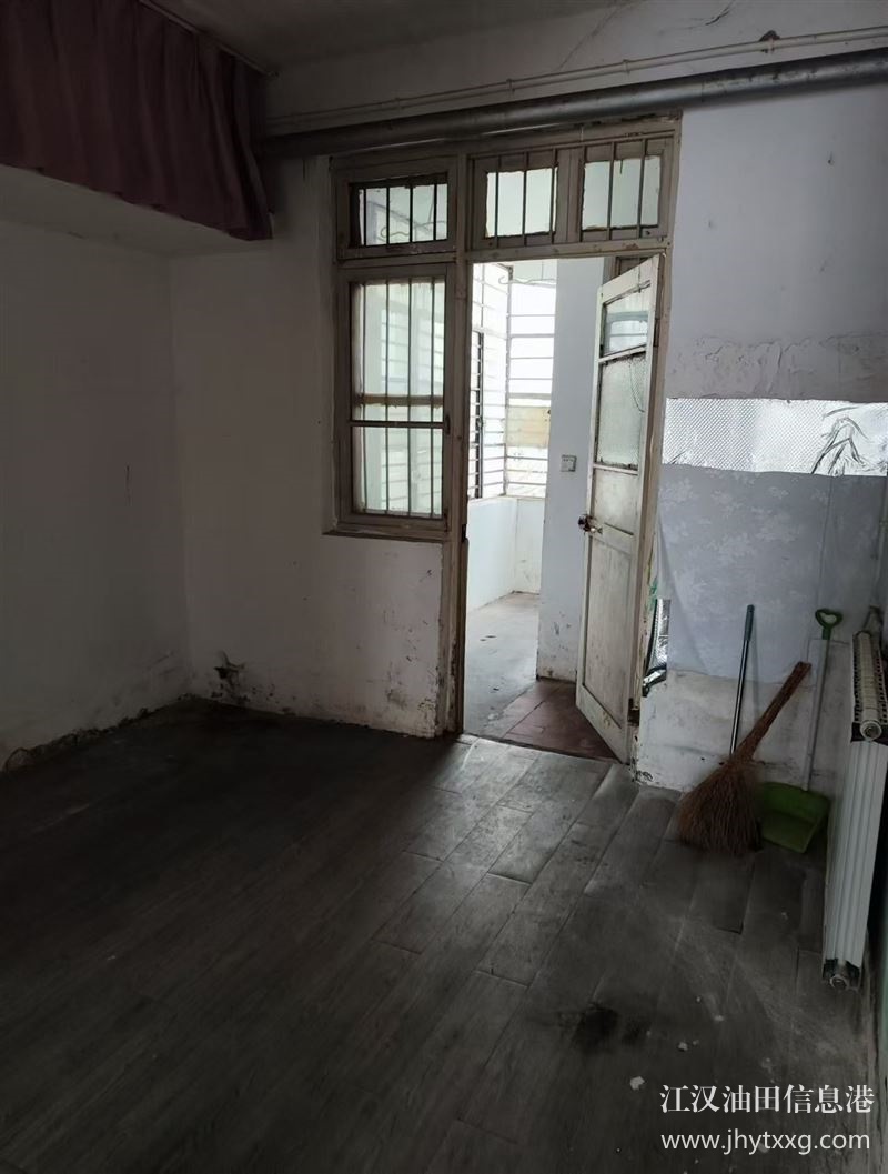 出售江鉆小區(qū)1樓面積60平帶大院子，好地段，產(chǎn)權(quán)清楚